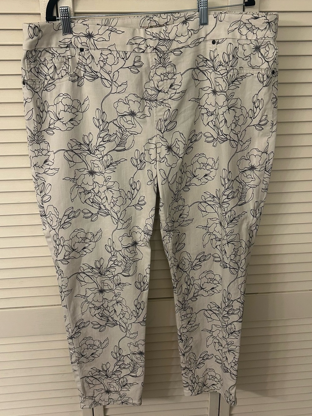Chicos Black & Cream floral cotton blend leggings